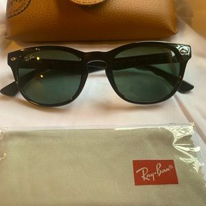 Authentic Ray Ban woman’s sunglasses.